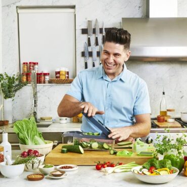 hombre cocina