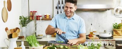 hombre cocina