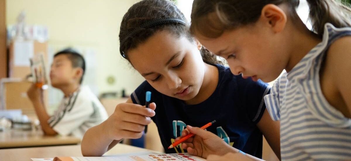 bienestar-proteccion-aula-colegio niñas vuelta al cole