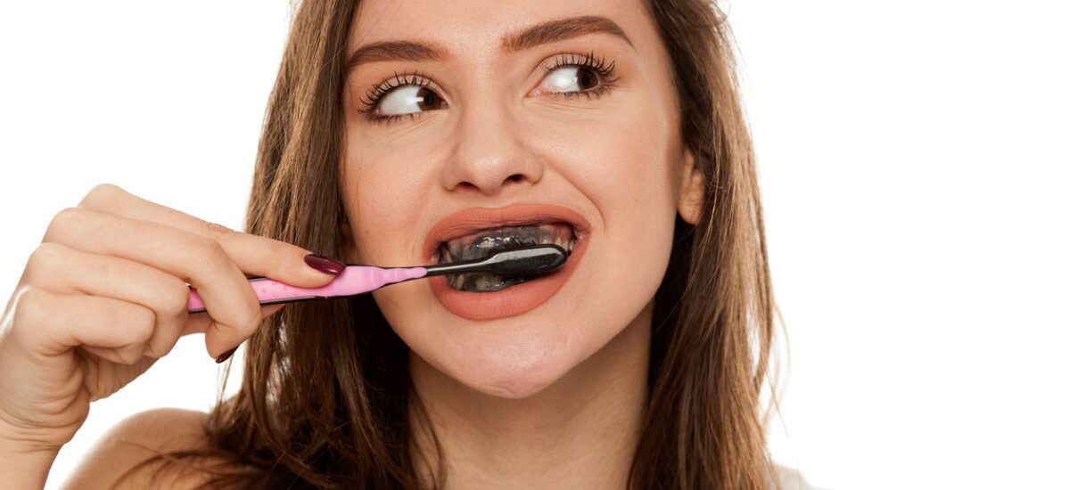 pasta de dientes con carbón activado