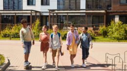 niños y niñas andando