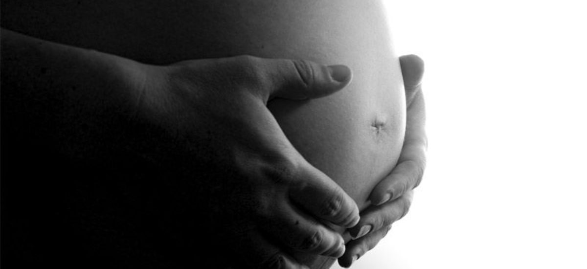 Mujer embarazada, acariciando tripa