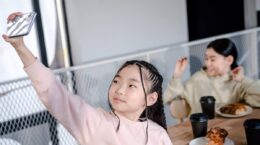 menores pantallas restaurante