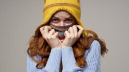 acné del abrigo por gorros y bufandas