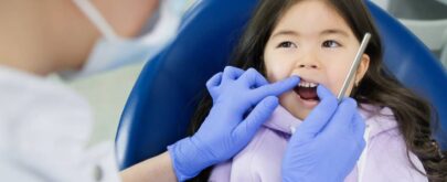 niña en el odontopediatra