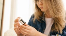 mujer investigación ensayo clínico medicamento