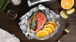 papel de aluminio en contacto con alimentos