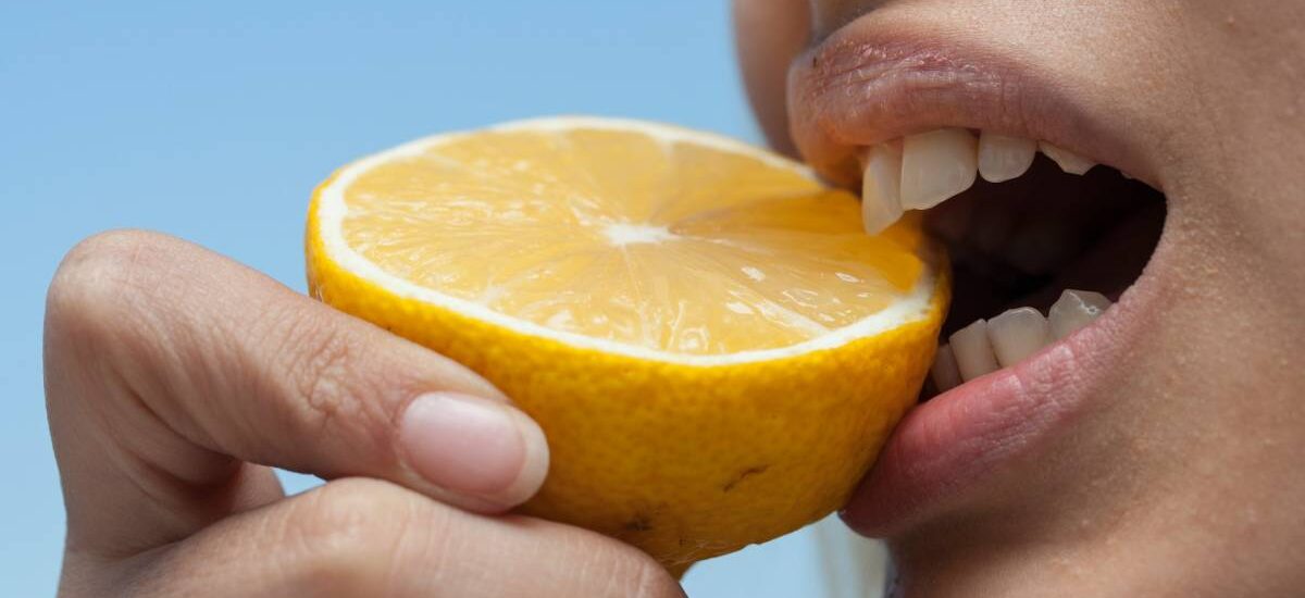 reto viral con limón para blanquear dientes