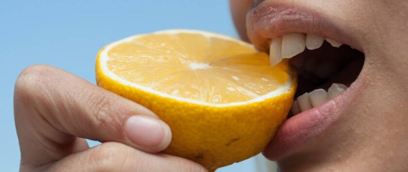 reto viral con limón para blanquear dientes