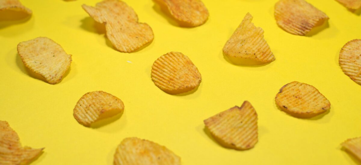 Patatas chips sobre fondo amarillo