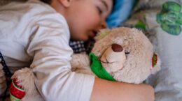 lavar juguetes para evitar alergia