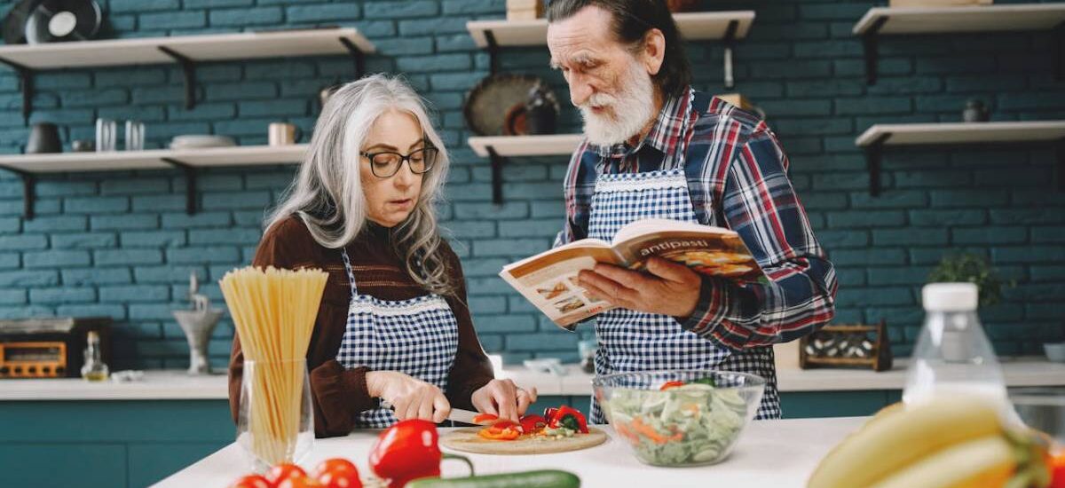 mayores en la cocina
