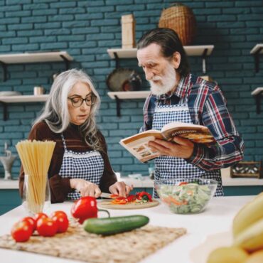 mayores en la cocina