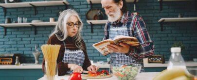 mayores en la cocina