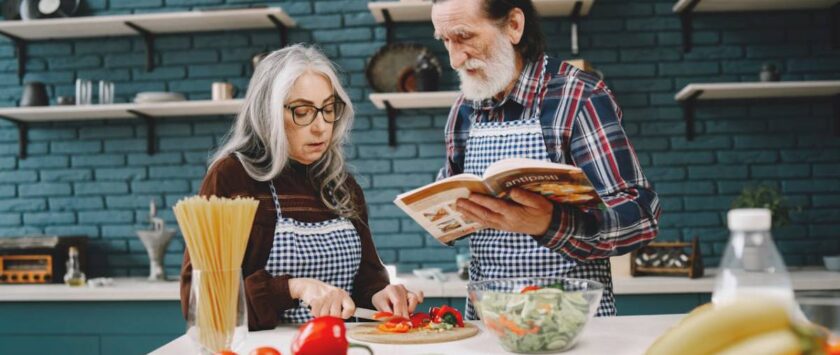 mayores en la cocina