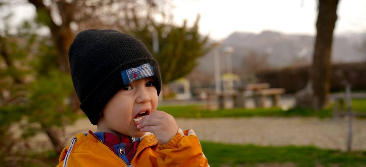 tortita-arroz-bebe niño comiendo