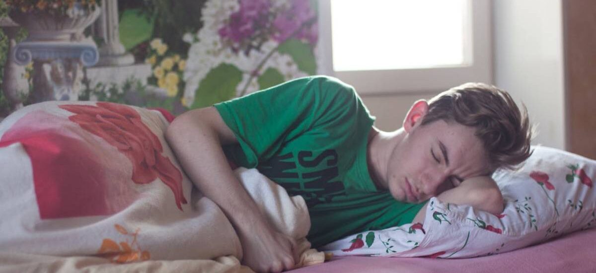 adolescente-dormido-cama dormir más fin de semana
