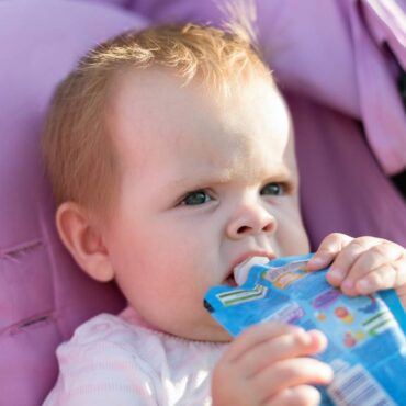 niño comiendo pouch
