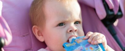 niño comiendo pouch