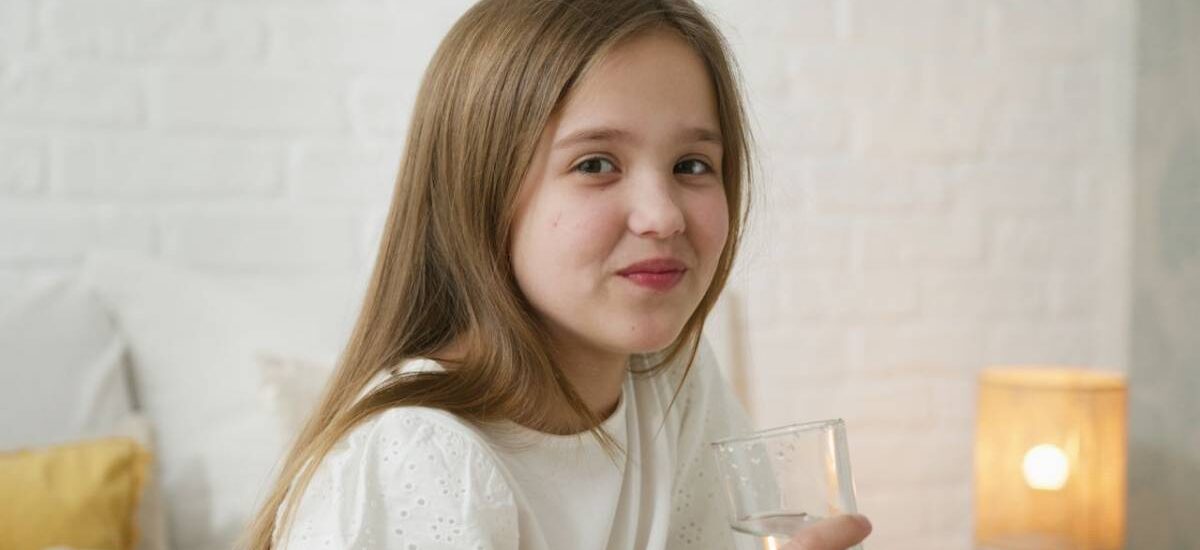 adolescente-suplemento-agua tomando complemento alimenticio