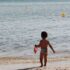 niño en la orilla playa