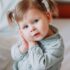 niña se lleva manos a la oreja por otitis