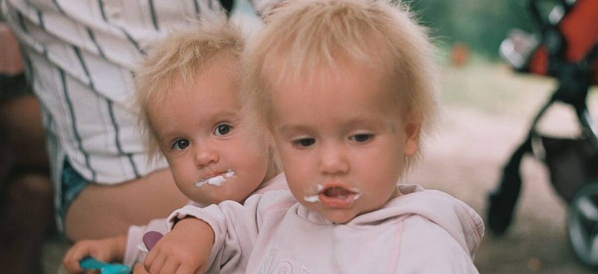 bebés comiendo helados