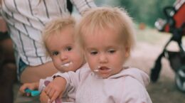 bebés comiendo helados