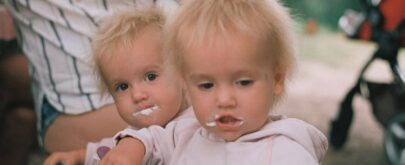 bebés comiendo helados