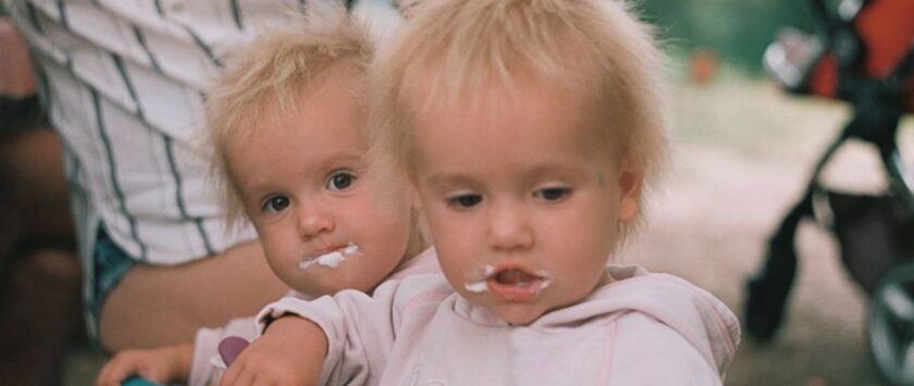 bebés comiendo helados