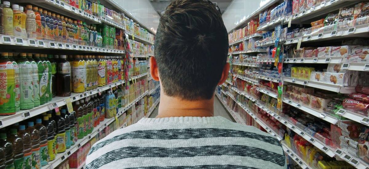 hacer la compra hombre supermercado