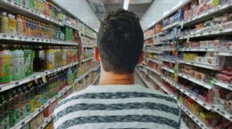 hombre supermercado