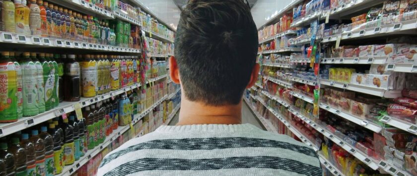 hombre supermercado