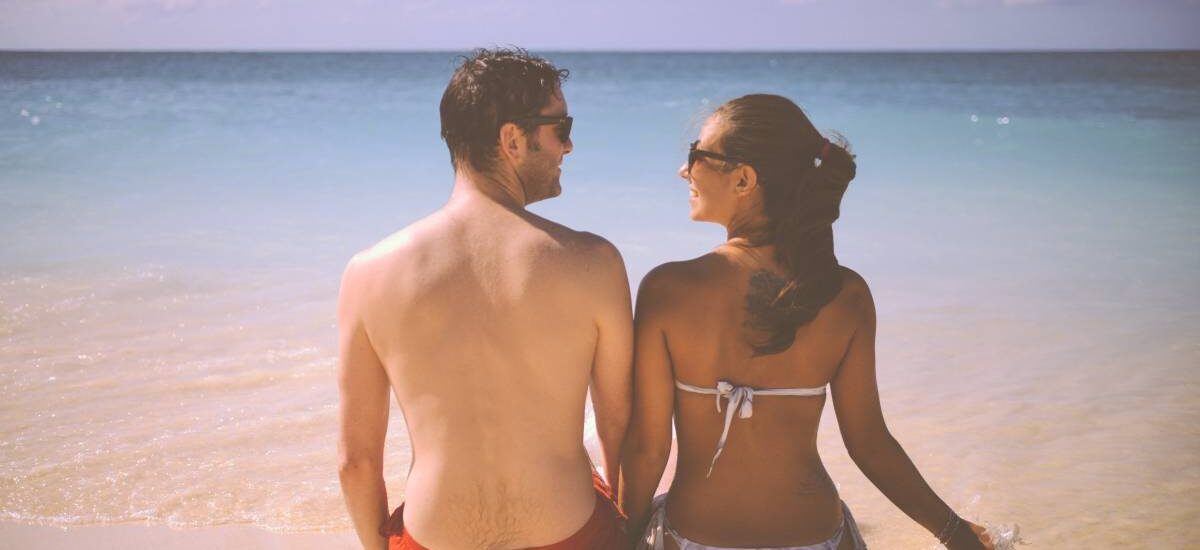 Cuidar suelo pélvico en verano pareja en la playa