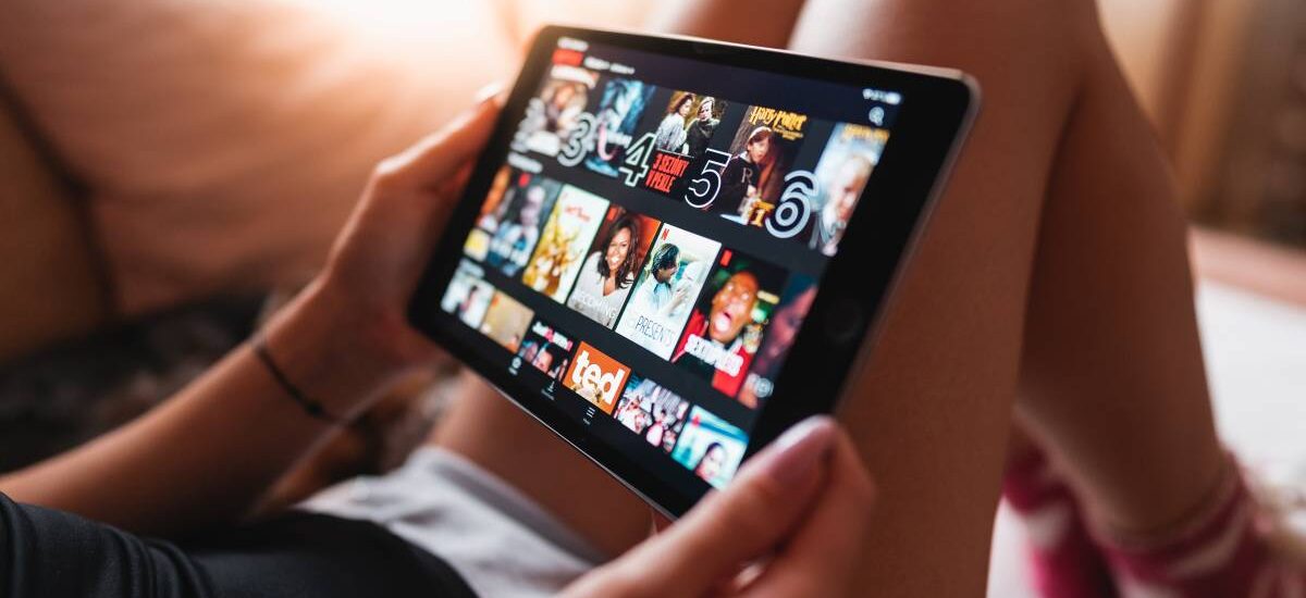 evitar suscripciones trampa mujer tablet streaming