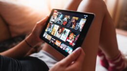 mujer tablet streaming