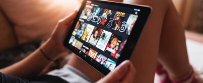 mujer tablet streaming