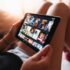 mujer tablet streaming