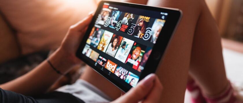 mujer tablet streaming