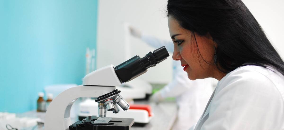 investigación oncológica mujer microscopio