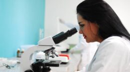 mujer microscopio