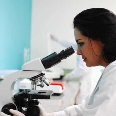 mujer microscopio