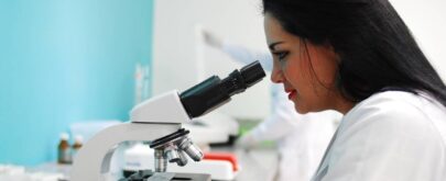 mujer microscopio