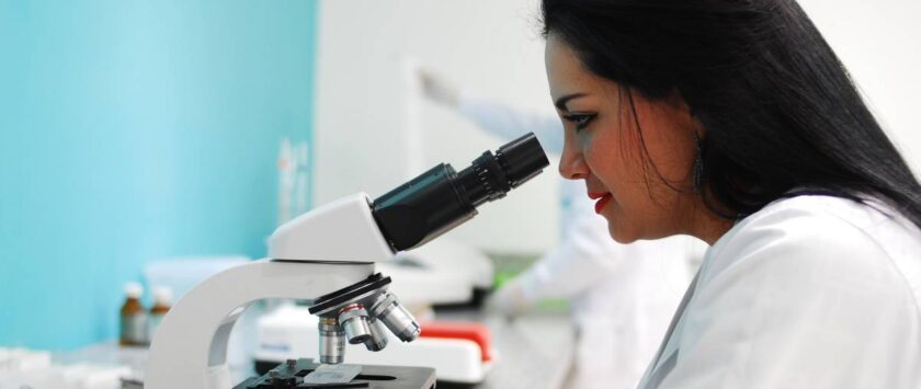 mujer microscopio