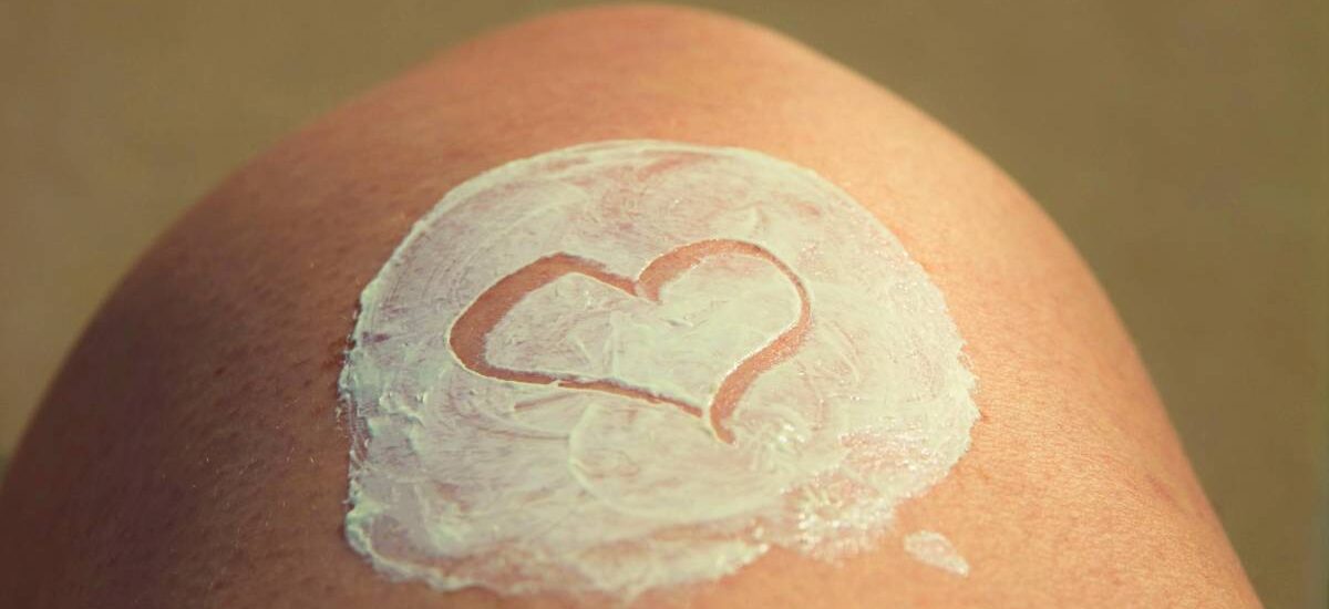 cuidado piel corazón pierna crema