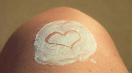 corazón pierna crema