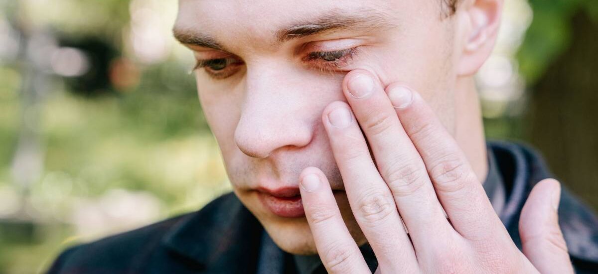 picor de ojos hombre ojos irritados