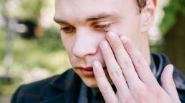 hombre ojos irritados