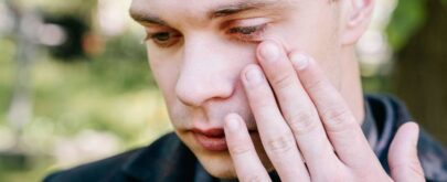 hombre ojos irritados