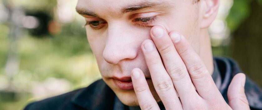 hombre ojos irritados